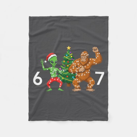 6 7 Meme Christmas Alien Sasquatch Six Seven Fun Fleecedecke (Vorderseite)