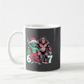 6 7 Meme Christmas Alien Sasquatch Six Seven Fun  Kaffeetasse (Links)