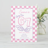 6 7 Meme Pink Checkerboard Mädchen Geburtstag Einladung (Stehend Vorderseite)