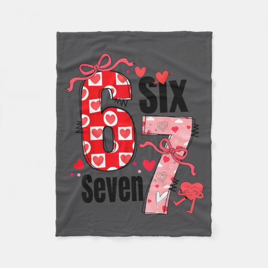 6 7 Valentine Six Seven Meme Coquette Bow Hearts  Fleecedecke (Vorderseite)