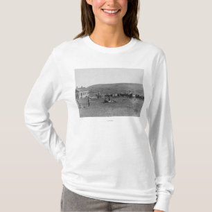 6 Cowboys, die Vieh brandmarken, nähern sich T-Shirt