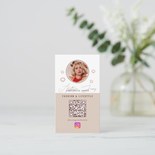 6 Foto Füttre Social Media QR Code Neutrale Farben Visitenkarte (Stehend Vorderseite)