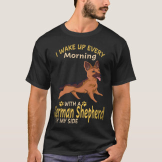 6 Ich wache jeden Morgen mit einem deutschen Schäf T-Shirt