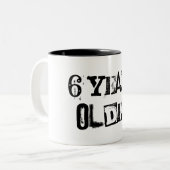 6 Jahre älter Zweifarbige Tasse (Vorderseite Links)