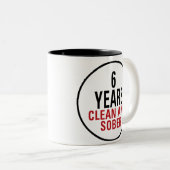 6 Jahre säubern und ernüchtern Zweifarbige Tasse (VorderseiteRechts)