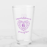 6. Jubiläum 6 Jahre lila Brauch Glas<br><div class="desc">Lila amethystischer Hochzeitstag 6 Jahre Liebe individuelle Botschaft Geschenk Glas. Einfache Edelsteineffekt Herzliniengrafik 6th Amethyst Wedding Anniversary Geschenkglas. Personalisieren Sie das Jubiläumsfarbene Amateurstein lila Herzstein Glas mit Ihren eigenen Namen und Botschaft an das glückliche Paar. Idea für sechste Hochzeitstag Geschenk vor allem, wenn Sie zwei kaufen jeweils für das glückliche...</div>