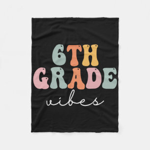 6. Klasse Vibes Retro Groovy Frauen glücklicher er Fleecedecke