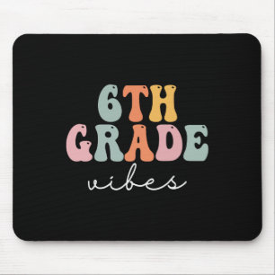 6. Klasse Vibes Retro Groovy Frauen Glücklicher Er Mousepad