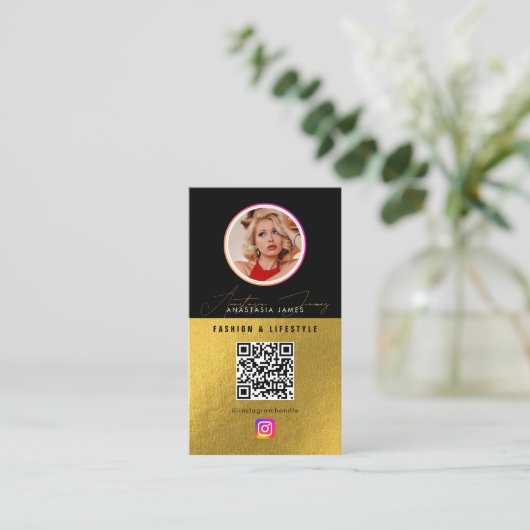 6 Photo Feed Grid Social Media QR Code Black Gold Visitenkarte (Stehend Vorderseite)