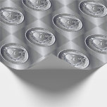 70., 10., 20., 25., Wedding Anniversary Platinum Geschenkpapier<br><div class="desc">Es gibt etwas Befriedigendes an einem Emblem,  das Ihre Meilensteine markiert und mein Herzemblem wird um so vollständiger gemacht mit Ihren Namen,  Datum und besondere Jubiläumsveranstaltung in Medaillon Typografie.</div>