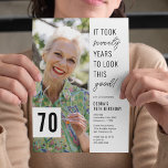 70. Chic Foto 70. Geburtstagsparty Einladung<br><div class="desc">Feiern Sie stilvoll mit diesen modernen Einladungen zur 70. Geburtstagsfeier mit einem schicken,  weißen Hintergrund,  einem Foto des Geburtstagsjungen/Mädchens,  dem lustigen Sprichwort "es hat siebzig Jahre gedauert,  so gut auszusehen!" und einer einfachen Textvorlage,  die leicht zu personalisieren ist.</div>