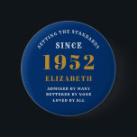 70. Geburtstag 1952 Elegant Chic Gold Blue Button<br><div class="desc">Ein wunderbares Geburtstagsgolddesign auf Knopfdruck für dieses besondere Fest. Passen Sie den Text einfach mit der bereitgestellten Vorlage an. Ein Teil der Standard-Reihe von Geburtstagsmaterialien.</div>