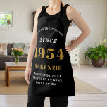 70. Geburtstag 1954 Name Chic Elegant Black Gold Schürze<br><div class="desc">Elegante Black & Gold Chic Schürze - 70. Geburtstag 1954 Name Personalisiert Kitchen & GRILLEN Essentials. Feiern Sie Ihren Geburtstag mit Stil und Praxisnähe! Diese elegante Black & Gold Chic Schürze, personalisiert für die geborenen im Jahr 1954, ist das perfekte Accessoire für den kulinarischen Liebhaber in Ihrem Leben. Das auffallende...</div>