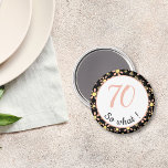 70. Geburtstag Funny 70 so was Motivierend Magnet<br><div class="desc">Dieser Magnet ist mit einem Blume-Muster versehen und eignet sich perfekt für jemanden, der 70. Geburtstag feiert. Es kommt mit einem lustigen und motivierend Zitat 70 so was, und ist perfekt für eine Person mit einem Sinn für Spaß. Der Magnet hat ein schönes Blumenmuster mit rosa und gelben Blumen auf...</div>