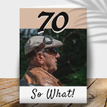 70. Geburtstag Funny Positive Foto Personalisiert Karte<br><div class="desc">70. Geburtstag benutzerdefinierte Grußkarte für jemanden feiern 70 Jahre. Es kommt mit einem lustigen und motivierend Zitat 70 So What! und ist perfekt für eine Person mit einem Sinn für Spaß. Die Karte ist in beige und schwarz gehalten. Fügen Sie Ihr Foto in die Vorlage ein und ändern Sie die...</div>