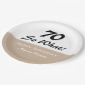 70. Geburtstag Funny Sprichwort Beige Moderne Pappteller (Schrägansicht)