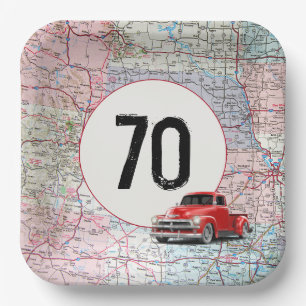 70. Geburtstag roter Retro-LKW auf Straßenkarte Pappteller
