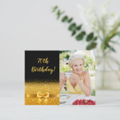 70. Geburtstag Schwarzes Gold Custom Foto elegant Einladung (Stehend Vorderseite)
