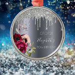 70. Geburtstag Silberner Glitzer Tropfen Blumenbur Ornament Aus Metall<br><div class="desc">Ein Ornament zum 70. Geburtstag. Ein dunkles Imitat silber metallisch aussehender Hintergrund. Mit dunklen lila und bordeauxfarbenen Blume und Rose rosa, Imitate silberne Glitzer tropfen, Farbe Tropfen aussehen. Vorlagen für einen Namen, Datum und Alter 70. Der Name ist mit einem weißen, modernen, handgeschriebenen Stil geschrieben. Perfekt wie Winterdekoration, Gaumenfreuden, Sake...</div>