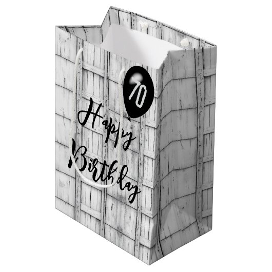 70. Geburtstag Symmetrisches Rustikales Holzmuster Mittlere Geschenktüte (Vorderseite Schrägansicht)
