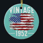 70. Geburtstag USA Flag Vintage amerikanische Flag Keramik Ornament<br><div class="desc">70. Geburtstag USA Flag Vintag amerikanische Flagge 1952 Geschenk. Perfektes Geschenk für Ihren Vater,  Mama,  Papa,  Männer,  Frauen,  Freunde und Familienmitglieder am Erntedank Tag,  Weihnachten,  Muttertag,  Vatertag,  4. Juli,  1776 Unabhängiger Tag,  Veteranen Tag,  Halloween,  Patrick's Day</div>