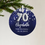 70. Geburtstagsnacht blaue Silberstars Ornament Aus Metall<br><div class="desc">Eine marineblau Hintergrundfarbe mit Imitaten silbernen Sternen. Die blaue Farbe ist ungleichmäßig. Name,  Text/Datum hinzufügen</div>