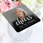 70. Geburtstagsparty Foto Cheers White Script Rechteckiger Pappuntersetzer<br><div class="desc">Dieser maßgeschneiderte Untersetzer aus 70. Geburtstagszeitung zeigt den Gast des personalisierten Fotos,  Namens und Geburtstags der Ehre,  zusammen mit dem Wort "Cheers" in der eleganten weißen Kalligraphie-Schrift. Ein dunkler Bildschirm hilft,  den Text-Pop zu machen. Eine tolle Art,  jemanden zu feiern,  der siebzig wird!</div>