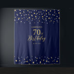 70. Geburtstagsparty im Hintergrund von Gold & Nav Wandteppich<br><div class="desc">Diese moderne Tapisserie ist perfekt für eine schicke marineblaue und goldene Geburtstagsparty. Genießen Sie ein Foto mit diesem Party und erinnern Sie sich an Ihren besonderen Tag. Das Design zeichnet sich durch goldene Typografie " 70. Geburtstag " und einen sechseckigen Konfetti Hintergrund aus. Sie können den Text Name und Datum...</div>