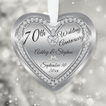 70. Hochzeitstag Diamond Platinum Keepake Ornament<br><div class="desc">Elegante Imitate (bedruckt) Diamanten und Platin 70. Wedding Anniversary Sake Foto-Ornament-Design von Holiday Hearts Designs (Rechte vorbehalten). Vorlagenfelder werden für Sie zur Personalisierung mit Ihren Namen, Jubiläum und Datum zur Verfügung gestellt. Schriftart-Stile, -Größen und -Positionierung können über die Schaltfläche "Anpassen" angepasst werden. Wie bereits erwähnt, sind alle Effekte (Diamanten und...</div>