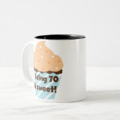 70 Jahre alt ist T - Shirt und Geschenke zum Gebur Zweifarbige Tasse (Vorderseite Links)