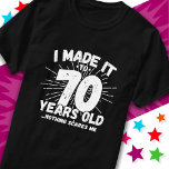 70 Jahre alt Sarcastic Meme Funny 70. Geburtstag T-Shirt<br><div class="desc">Dieses witzige 70. Geburtstagsdesign macht einen sarkastischen Spaß-Witz oder ein Novum-Gag für ein 70-jähriges Geburtstagsthema oder überraschend 70. Geburtstagsparty! Das "I made it to 70 Years Old.. Nothing Scares Me" lustige 70. Geburtstagsmeme,  die viel Lachen von Familie,  Freunden,  Party und dem Geburtstagskind oder dem Typ bekommen wird!</div>