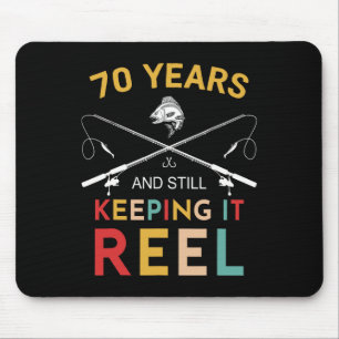 70 Jahre und immer noch Behaltend es Reel 70. Gebu Mousepad