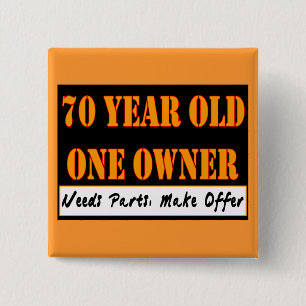 70 Jährige, ein Inhaber - die Bedarfs-Teile, Button