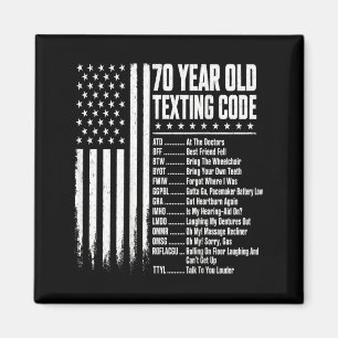 70-jähriger Senior, der Code auf dem Rücken textet Magnet