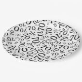 70. Party Random Number Pattern Schwarz/Weiß Pappteller (Schrägansicht)