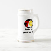 70 sieht so gut aus wie mir T - Shirt und Geschenk Bierglas (VorderseiteRechts)