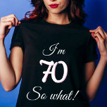 70 so, was Funny Zitat 70. Geburtstag T-Shirt<br><div class="desc">70 so,  was Funny Zitat 70. Geburtstag T - Shirt für eine Frau. Das Design zeichnet sich durch ein positives Zitat Ich bin 70 so,  was in der modernen Typografie. Der T - Shirt ist großartig für eine Frau,  die ihren siebzigsten Geburtstag feiert und ein Gefühl von Spaß hat.</div>