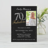70 und fabelhafte Elegant Black Foto Geburtstag Einladung (Stehend Vorderseite)