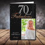 70. und fabelhaftes elegantes Black 70. Geburtstag Karte<br><div class="desc">70 und fabelhafte elegante schwarze 70. Geburtstagskarte. Das Design hat eine moderne Typografie 70 und Fabulous auf schwarz. Legen Sie Ihr Foto in die Vorlage und fügen Sie Ihren Namen hinzu und erstellen Sie Ihre eigene Geburtstagskarte.</div>