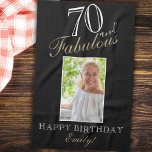 70 und Fabulous Elegant 70. Geburtstag Foto Kitche Geschirrtuch<br><div class="desc">70 und Fabulous Elegant 70. Geburtstag Foto Küchentücher. Elegantes Skript in weiß und golden Farben. Fügen Sie Ihren Namen und Ihr Foto hinzu.</div>