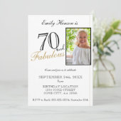 70 und Fabulous Elegant Script Foto Geburtstag Einladung (Stehend Vorderseite)
