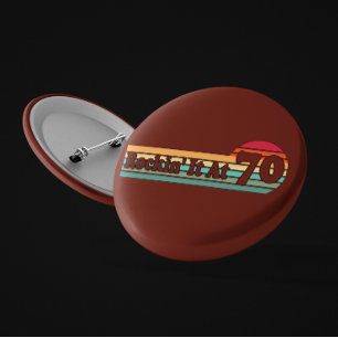 70 und stolz Retro-Sonnenuntergang-Abzeichen des L Button