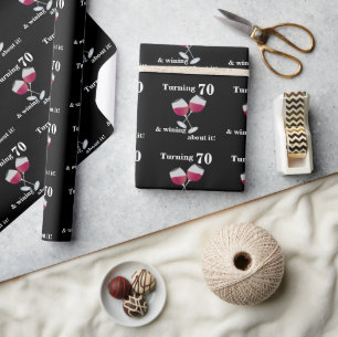 70 werden und mit Rotweingläsern feiern Geschenkpapier