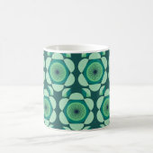 70er Blumenvibe - grün und blau Kaffeetasse (Mittel)