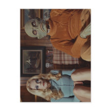 70er Monster und Frau auf Couch