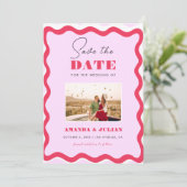 70er Retro Wavy Frame Rosa und Rotes Foto 77 Save The Date (Stehend Vorderseite)