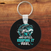 70th Birthday Fishing Funny 70 Still Keeping It Re Schlüsselanhänger (Vorderseite)