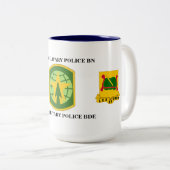 716TH MILITÄRpolizei-BATAILLON-TASSE Zweifarbige Tasse (VorderseiteRechts)