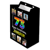 73. Geburtstag: Regenbogen "73", benutzerdefiniert Mittlere Geschenktüte (Rückseite Schrägansicht)