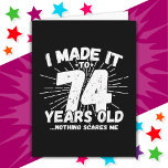 74 Jahre alt Sarcastic Meme Funny 74. Geburtstag Karte<br><div class="desc">Dieses lustige 74. Geburtstagsdesign macht einen sarkastischen Spaß-Witz oder ein neues Gag-Geschenk für ein 74-jähriges Geburtstagsthema oder überrascht 74. Geburtstagsparty! Das "I made it to 74 Years Old.. Nothing Scares Me" lustige 74. Geburtstagsmeme,  die viel Lachen von Familie,  Freunden,  Party und dem Geburtstagskind oder dem Typ bekommen wird!</div>